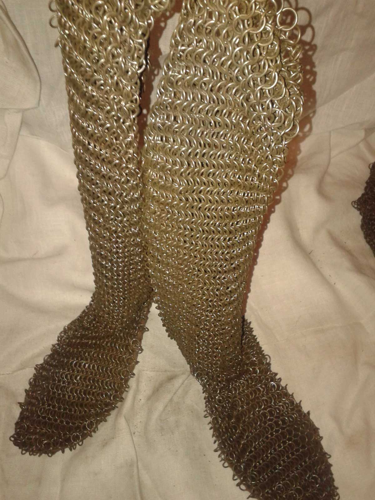 Кольчужные шоссы: защита ног в средневековом доспехе