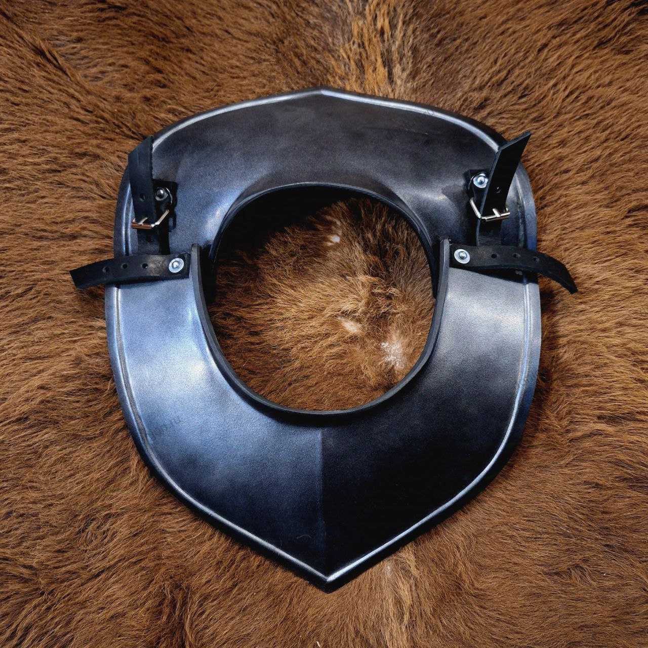 Пластиковый горжет для LARP: Безопасность, доступность и историчность в современных ролевых играх