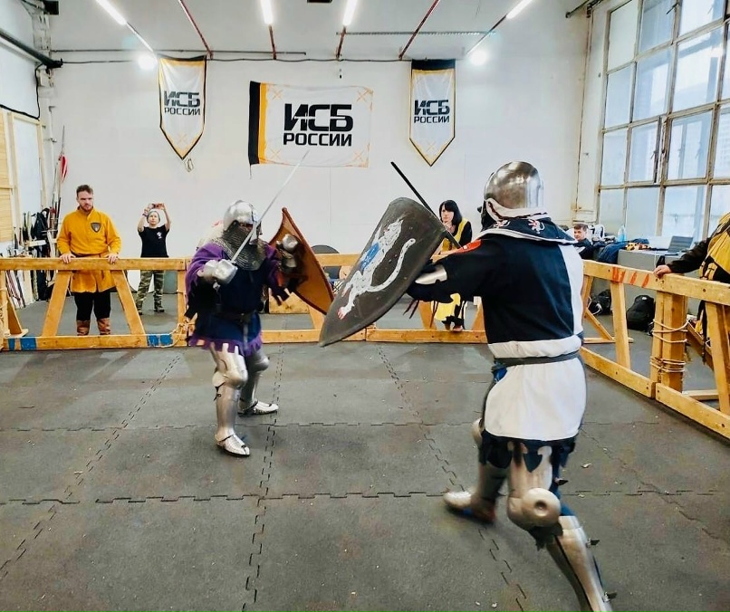 Школа ИСБ в Москве: Путь от новичка до бойца на ристалище