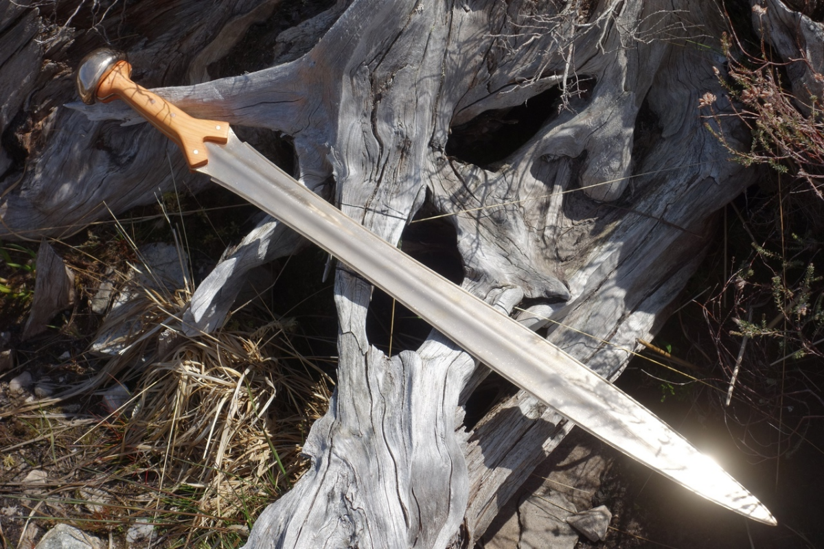 Средневековое оружие ближнего боя: от меча до алебарды в исторической реконструкции и ИСБ